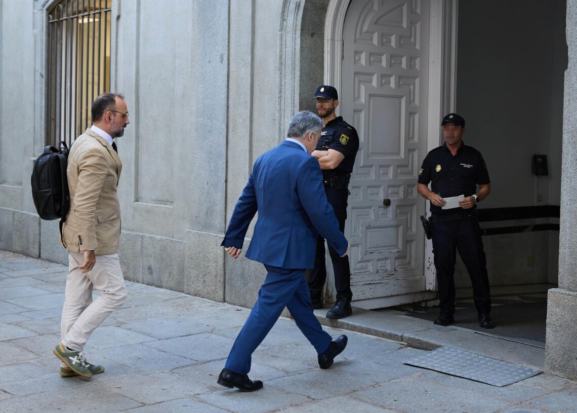 Archivo - El ex secretario de Organización del PSOE Santos Cerdán (c) a su llegada a declarar en el Tribunal Supremo, a 30 de junio de 2025, en Madrid (España).Jesús Hellín - Europa Press - Archivo