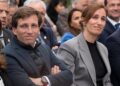 Archivo - El alcalde de Madrid, José Luis Martínez-Almeida, y la ministra de Sanidad, Mónica García, durante el acto homenaje a los médicos y profesionales sanitarios españoles por su entrega durante la pandemia de Covid-19, en la plaza de los Sagrados CoDiego Radamés - Europa Press - Archivo