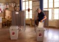 Archivo - Imagen de archivo de un hombre depositando su voto en las elecciones de República Checa. Dana Kesnerova / Xinhua News / ContactoPhoto