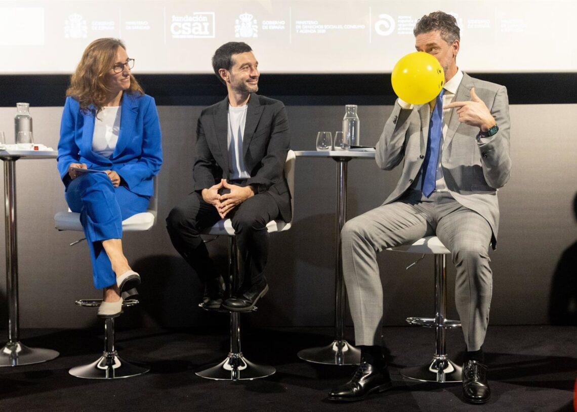 La ministra de Sanidad, Mónica García; el ministro de Derechos Sociales, Consumo y Agenda 2030, Pablo Bustinduy; y el presidente de la Gasol Foundation, Pau Gasol; durante la presentación de la campaña de promoción de hábitos saludables para la infancia.Eduardo Parra - Europa Press