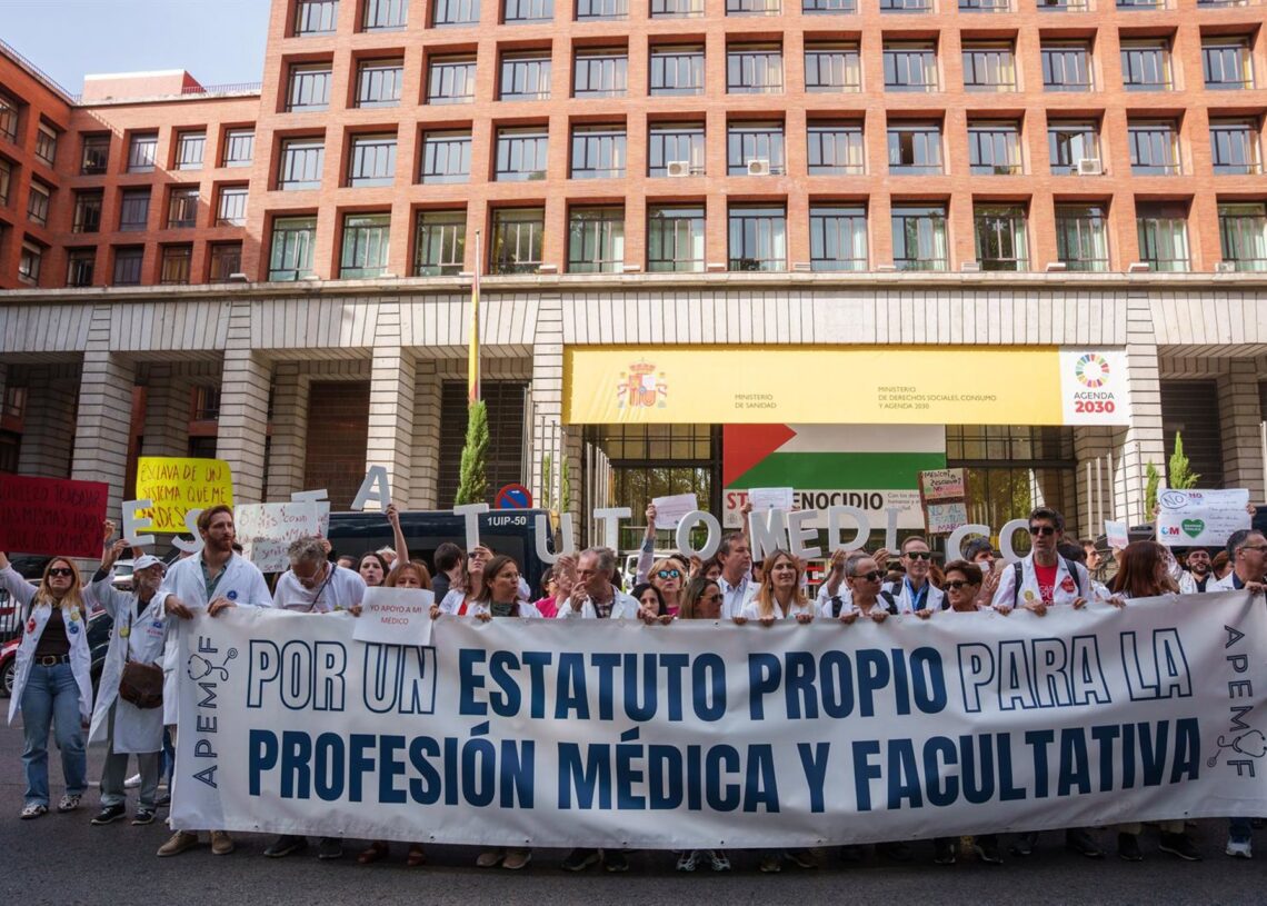 Manifestantes portan una pancarta durante la manifestación con motivo de la huelga de médicos contra el nuevo Estatuto Marco, frente al Ministerio de Sanidad, a 3 de octubre de 2025, en Madrid (España). Matias Chiofalo - Europa Press