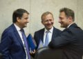 El vicepresidente de la Comisión, Raffaele Fitto, junto a los comisarios de Presupuesto, Piotr Serafin, y Agricultura, Christophe Hansen, en una reunión del colegio de comisarios.Wiktor Dabkowski / Zuma Press / ContactoPhoto