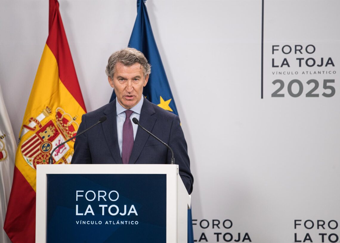 El presidente del PP, Alberto Núñez Feijóo, interviene durante la segunda jornada del ‘Foro de La Toja - Vínculo Atlántico’ 2025, en el Eurostars Gran Hotel La Toja, a 3 de octubre de 2025, en la Illa de la Toja, Pontevedra, Galicia (España). Elena Fernández - Europa Press