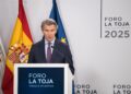 El presidente del PP, Alberto Núñez Feijóo, interviene durante la segunda jornada del ‘Foro de La Toja - Vínculo Atlántico’ 2025, en el Eurostars Gran Hotel La Toja, a 3 de octubre de 2025, en la Illa de la Toja, Pontevedra, Galicia (España). Elena Fernández - Europa Press