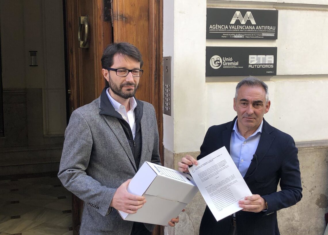 Archivo - El portavoz del PP en el Ayuntamiento de Morella, Jesús Lecha, y el director de campaña del PPCV, Miguel Barrachina, presentan una denuncia en la Agencia Valenciana AntifraudeEP - Archivo