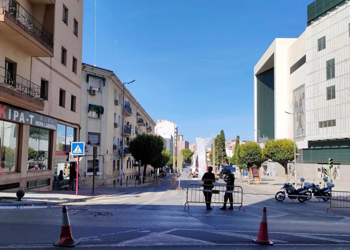 Preparativos para la procesión magna en la calle Virgen de la Cabeza.EUROPA PRESS