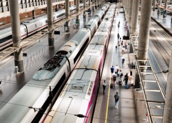 Archivo - Decenas de personas en la estación de trenes Puerta de Atocha-Almudena Grandes.Carlos Luján - Europa Press - Archivo