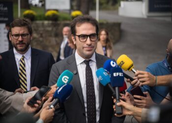 El ministro de Economía, Carlos Cuerpo, ofrece declaraciones a los medios a su llegada a la segunda jornada del ‘Foro La Toja'.Elena Fernández - Europa Press