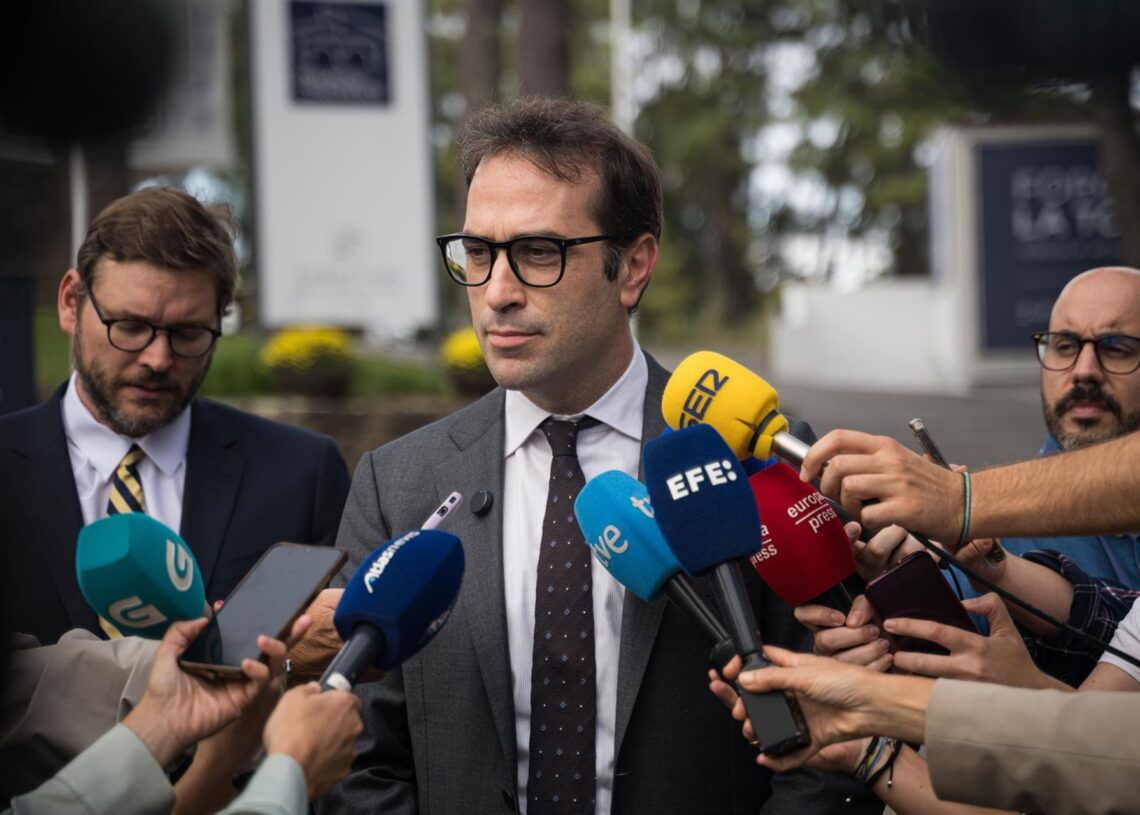 El ministro de Economía, Carlos Cuerpo, ofrece declaraciones a los medios a su llegada a la segunda jornada del ‘Foro La Toja'.Elena Fernández - Europa Press