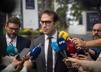 El ministro de Economía, Carlos Cuerpo, ofrece declaraciones a los medios a su llegada a la segunda jornada del ‘Foro La Toja'.Elena Fernández - Europa Press