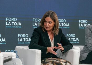 La presidenta de Farmaindustria, Fina Lladós, durante su intervención en el Foro La Toja.LUCIA MELER