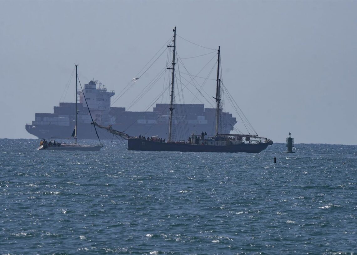 Los barcos de la flotilla entran escoltados por el Ejército israelí en el puerto de AshdodIlia  Yefimovich/dpa
