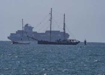 Los barcos de la flotilla entran escoltados por el Ejército israelí en el puerto de AshdodIlia  Yefimovich/dpa