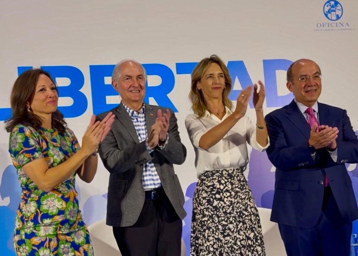 Cayetana Álvarez de Toledo, junto al ex presidente de México, Felipe Calderón, y al ex alcalde de Caracas y opositor venezolano, Antonio Ledezma, en el primer Foro por la Libertad del PP de Málaga.PP MÁLAGA