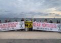 Más de medio centenar de personas protestan contra el fondeo del portaaviones en PalmaEUROPA PRESS