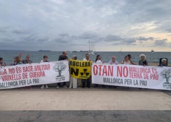 Más de medio centenar de personas protestan contra el fondeo del portaaviones en PalmaEUROPA PRESS