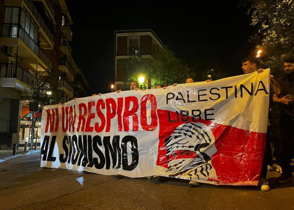 Manifestantes portan una pancarta en la que se lee "Ni un respiro al sionismo" y clamando por una "Palestina libre".EUROPA PRESS