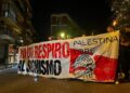 Manifestantes portan una pancarta en la que se lee "Ni un respiro al sionismo" y clamando por una "Palestina libre".EUROPA PRESS