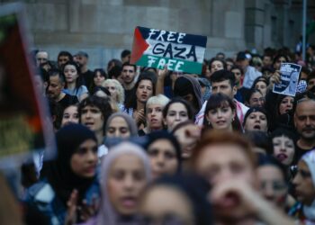 Varias personas sostienen pancartas, durante una manifestación a favor de Palestina, a 3 de octubre de 2025, en Barcelona (España).Kike Rincón - Europa Press