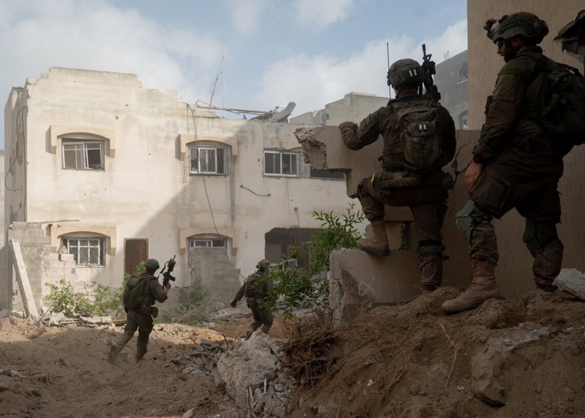 Archivo - Militares isarelíes en el barrio de Sheyaiya, en Ciudad de GazaFUERZAS ARMADAS DE ISRAEL - Archivo