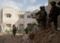 Archivo - Militares isarelíes en el barrio de Sheyaiya, en Ciudad de GazaFUERZAS ARMADAS DE ISRAEL - Archivo