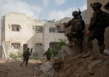 Archivo - Militares isarelíes en el barrio de Sheyaiya, en Ciudad de GazaFUERZAS ARMADAS DE ISRAEL - Archivo