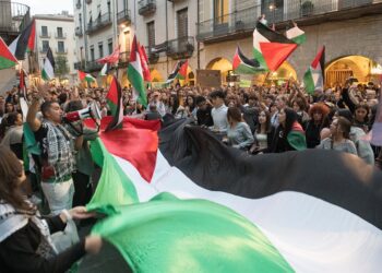 Cientos de personas durante una concentración en apoyo a la Global Sumud Flotilla, en la Plaza del Vi, a 2 de octubre de 2025, en Girona, Catalunya (España).Glòria Sánchez - Europa Press