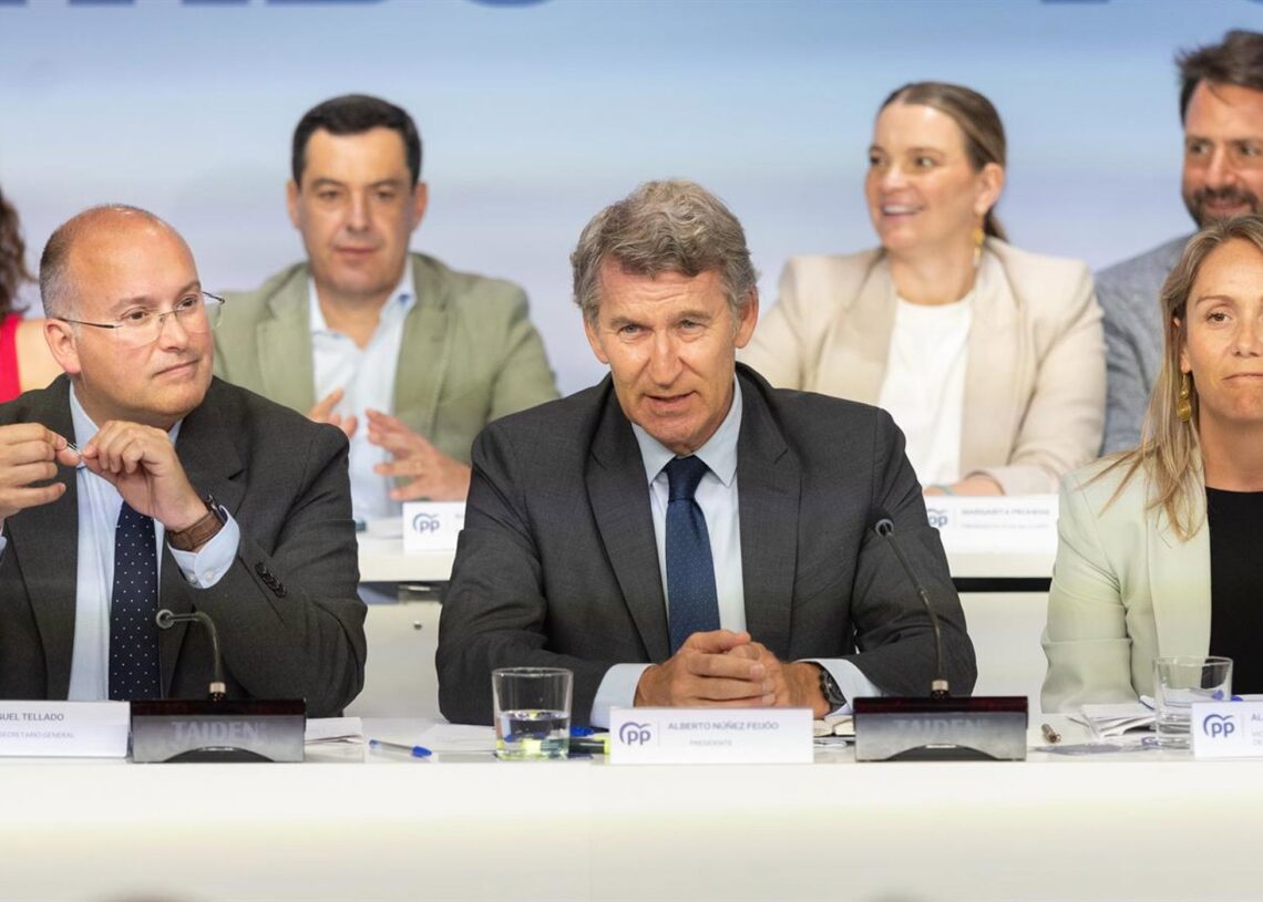 El presidente del PP, Alberto Núñez Fiejóo, acompañado por el secretario general del PP, Miguel Tellado, preside la reunión de la Junta Nacional del Partido Popular, a 15 de septiembre de 2025, en Madrid (España). Eduardo Parra - Europa Press
