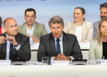 El presidente del PP, Alberto Núñez Fiejóo, acompañado por el secretario general del PP, Miguel Tellado, preside la reunión de la Junta Nacional del Partido Popular, a 15 de septiembre de 2025, en Madrid (España). Eduardo Parra - Europa Press