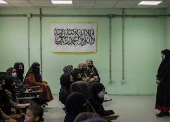 Archivo - Mujeres ante la bandera talibán, en Kabul, AfganistánOliver Weiken/dpa - Archivo