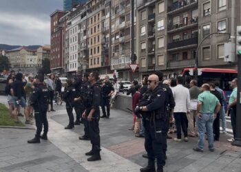 Varias personas increpan a los representantes de Vox en BilbaoEUROPA PRESS