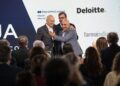 El ex primer ministro de Israel Ehud Olmert y el activista palestino de Jerusalén Samer Abdelrazzak Sinijlawi en el Foro La Toja Vínculo Atlántico.ELENA FERNÁNDEZ - EUROPA PRESS