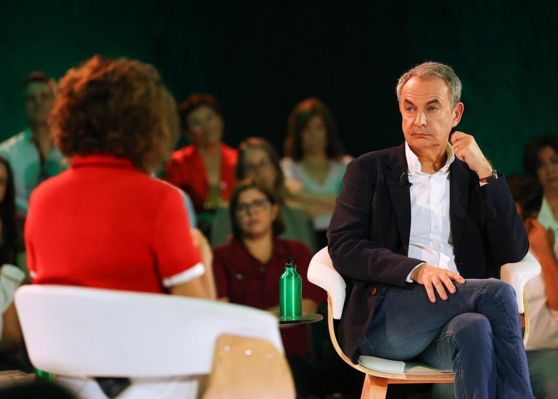 El expresidente del Gobierno y exsecretario general del PSOE, José Luis Rodríguez Zapatero, y la secretaria general del PSOE-A, María Jesús MonteroPSOE