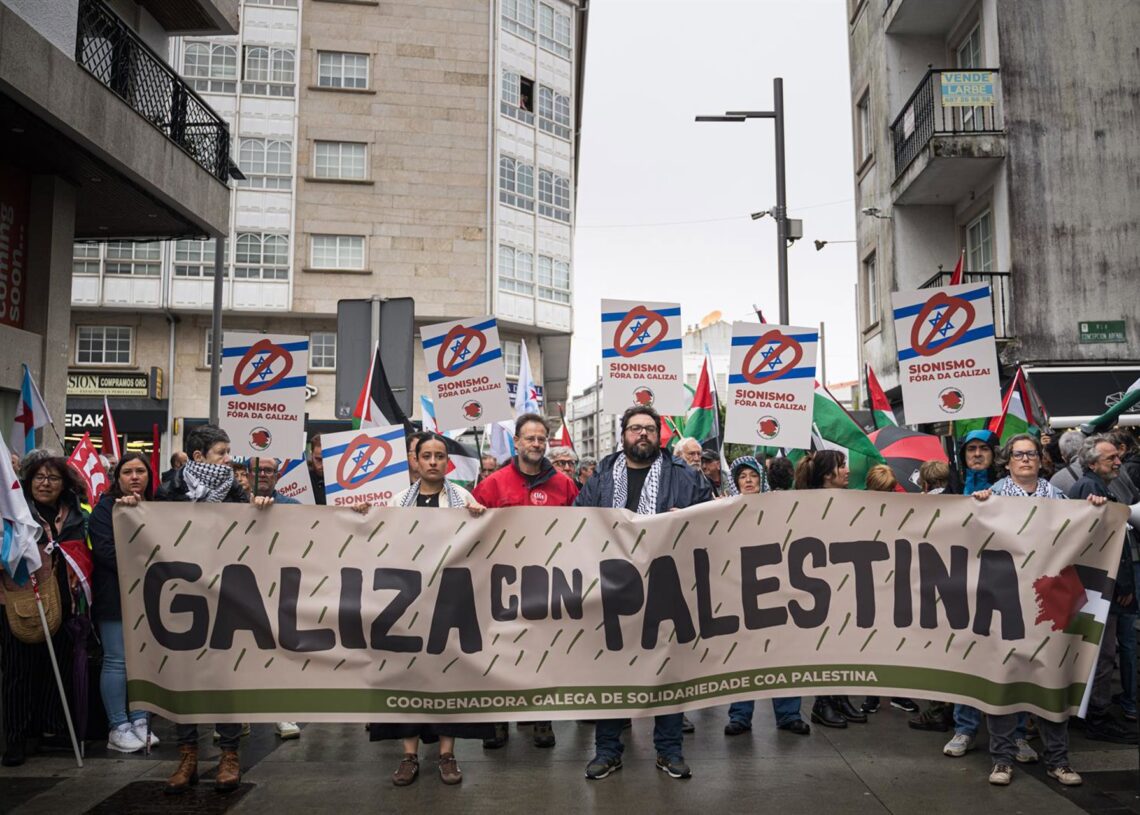 Manifestantes portan pancartas durante las protestas ante la presencia de Ehud Olmert, exprimer ministro de Israel  en el Foro La Toja, a 4 de octubre de 2025, en la Illa da Toxa, Pontevedra.Marta Fernández - Europa Press