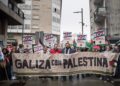 Manifestantes portan pancartas durante las protestas ante la presencia de Ehud Olmert, exprimer ministro de Israel  en el Foro La Toja, a 4 de octubre de 2025, en la Illa da Toxa, Pontevedra.Marta Fernández - Europa Press