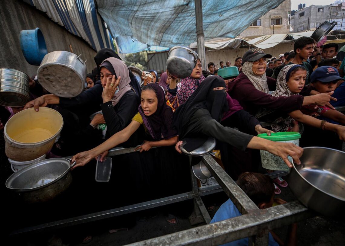 Imagen de archivo de un reparto de comida en Nuseirat (Gaza)Europa Press/Contacto/Omar Ashtawy