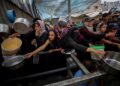 Imagen de archivo de un reparto de comida en Nuseirat (Gaza)Europa Press/Contacto/Omar Ashtawy