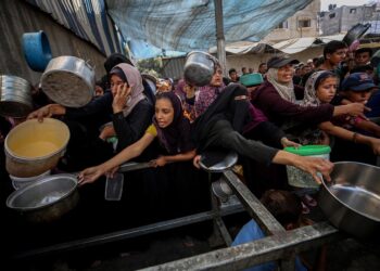 Imagen de archivo de un reparto de comida en Nuseirat (Gaza)Europa Press/Contacto/Omar Ashtawy