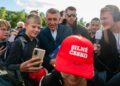 El dirigente político checo Andrej Babis junto a una gorra con el lema "República Checa fuerte"Europa Press/Contacto/Tomas Tkacik
