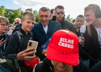 El dirigente político checo Andrej Babis junto a una gorra con el lema "República Checa fuerte"Europa Press/Contacto/Tomas Tkacik