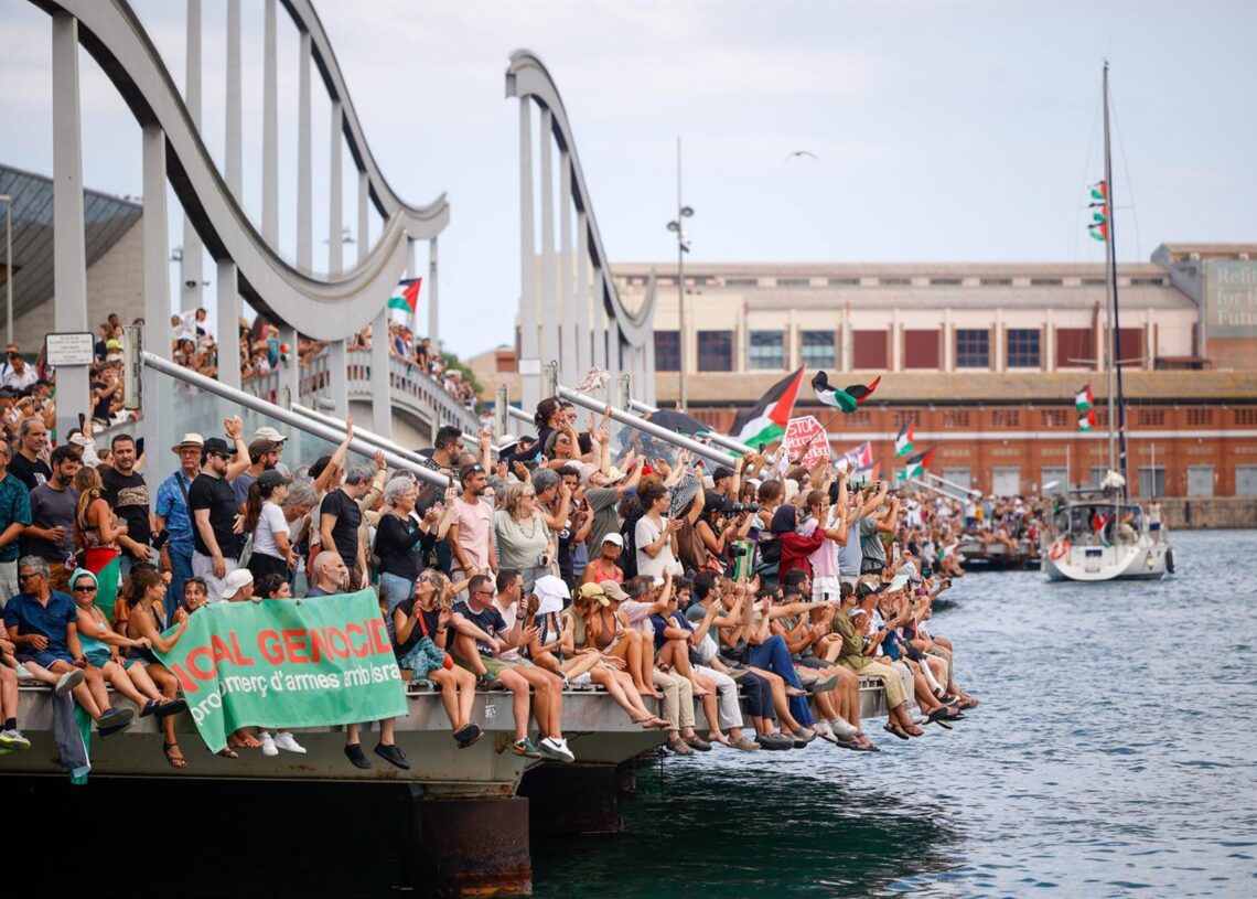 Archivo - Despedida a la Global Sunat Flotilla en el Puerto de Barcelona, a 31 de agosto de 2025, en Barcelona, Catalunya (España). La Global Sumud Flotilla zarpa del Mediterráneo para enfrentarse al bloqueo ilegal de Israel y conseguir llevar ayuda humanKike Rincón - Europa Press - Archivo