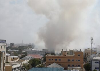 Archivo - Columna de humo tras una explosión en Mogadiscio (archivo)Europa Press/Contacto/Hassan Bashi - Archivo
