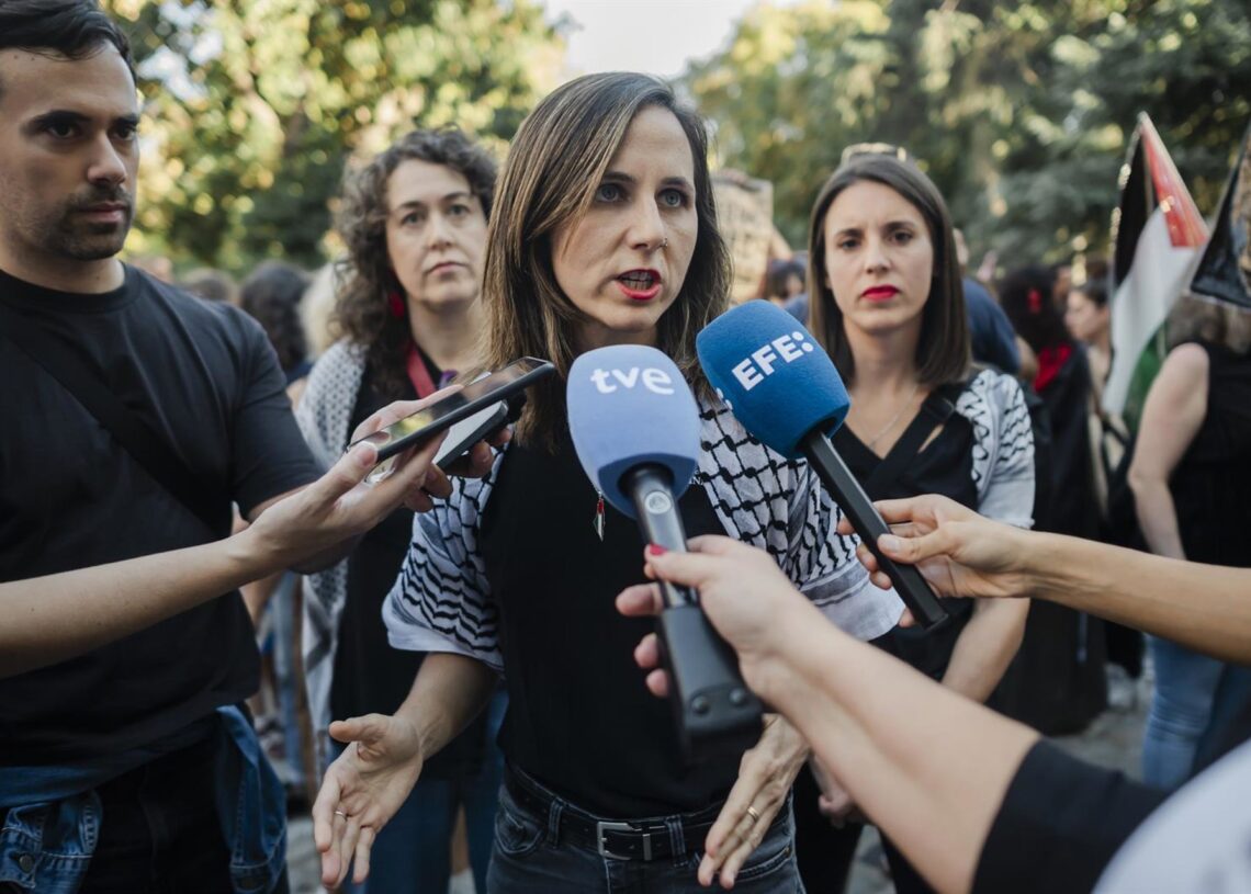 La secretaria general y diputada de Podemos, Ione Belarra, ofrece unas declaraciones a la prensa, antes de la movilización bajo el lema ‘Alto al genocidio contra el pueblo Palestino. Por el fin al comercio de armas y a las relaciones con Israel’.Mateo Lanzuela - Europa Press