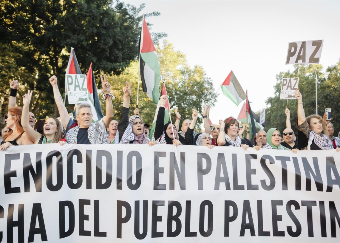 Decenas de personas durante la movilización bajo el lema ‘Alto al genocidio contra el pueblo Palestino. Por el fin al comercio de armas y a las relaciones con Israel’, a 4 de octubre de 2025, en Madrid (España).Mateo Lanzuela - Europa Press