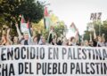 Decenas de personas durante la movilización bajo el lema ‘Alto al genocidio contra el pueblo Palestino. Por el fin al comercio de armas y a las relaciones con Israel’, a 4 de octubre de 2025, en Madrid (España).Mateo Lanzuela - Europa Press