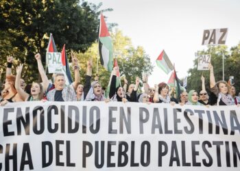 Decenas de personas durante la movilización bajo el lema ‘Alto al genocidio contra el pueblo Palestino. Por el fin al comercio de armas y a las relaciones con Israel’, a 4 de octubre de 2025, en Madrid (España).Mateo Lanzuela - Europa Press