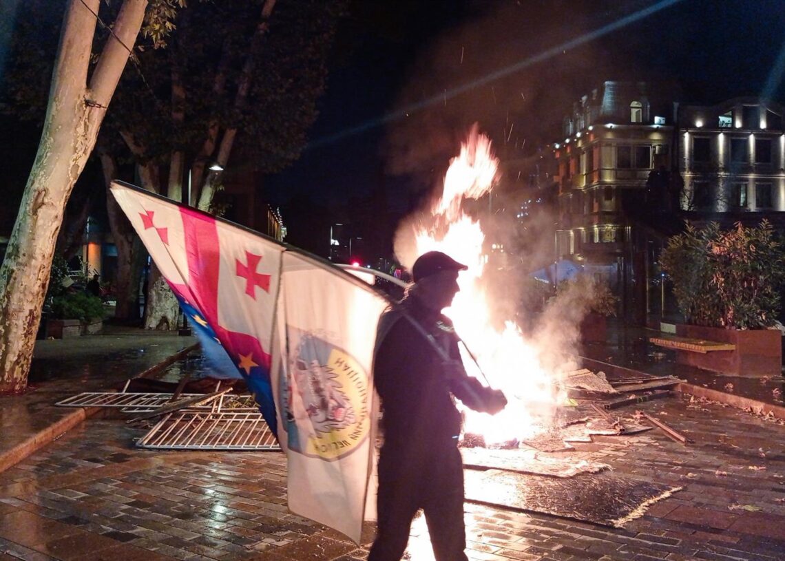 Activistas de la oposición provocan un incendio cerca de la residencia del presidente de Georgia y piden el derrocamiento pacífico del poder el día de las elecciones municipales en GeorgiaEuropa Press/Contacto/Inna Kukudzhanova