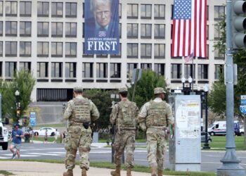Miembros de la Guardia Nacional frente al Capitolio, en Wahington, Estados UnidosEuropa Press/Contacto/Gent Shkullaku