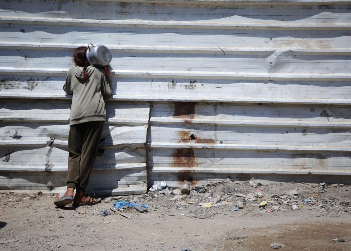 Archivo - Imagen de archivo de una joven palestina esperando a recibir comida en ciudad de GazaEuropa Press/Contacto/Omar Ashtawy - Archivo