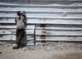 Archivo - Imagen de archivo de una joven palestina esperando a recibir comida en ciudad de GazaEuropa Press/Contacto/Omar Ashtawy - Archivo